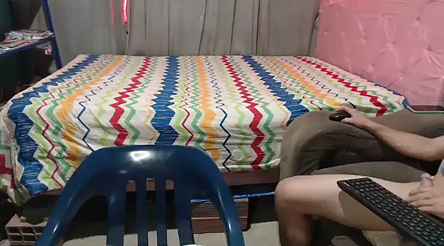 Snapshot of mom_son_dirty chatting on 02.14.25 mom son dirty online show from 02.14.25