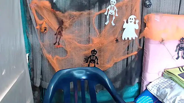 Snapshot of mom_son_dirty chatting on 10.31.25 mom son dirty online show from 10.31.25