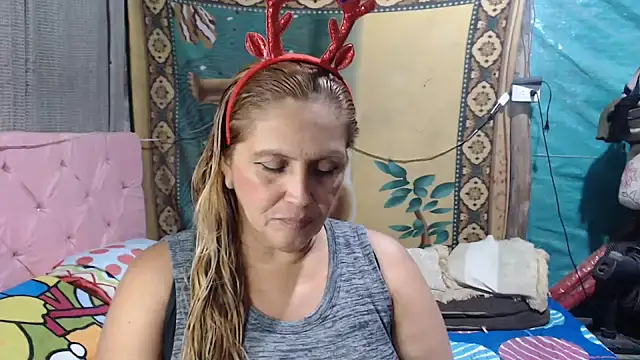 Snapshot of mom_son_dirty chatting on 12.22.25 mom son dirty online show from 12.22.25