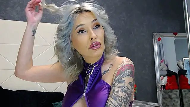 IssaSmith online show from 02.11.26