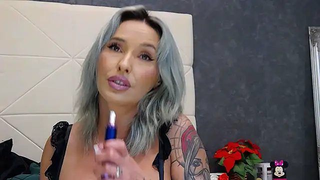 IssaSmith online show from 07.02.26