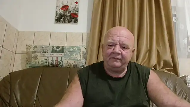 Snapshot of fullballs6 chatting on 09.30.25 fullballs6 online show from 09.30.25