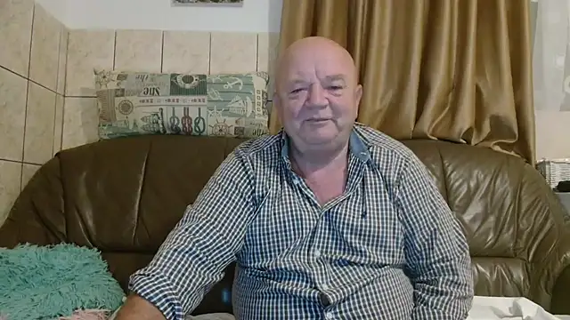 Snapshot of fullballs6 chatting on 10.03.25 fullballs6 online show from 10.03.25