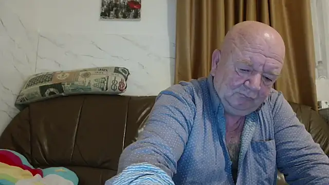 Snapshot of fullballs6 chatting on 12.21.25 fullballs6 online show from 12.21.25