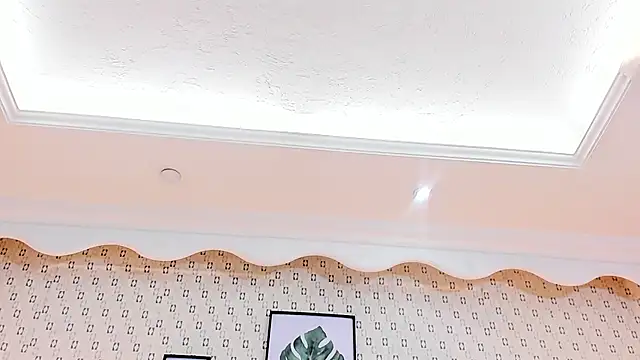 Snapshot of MirandaRossi chatting on 12.24.24 MirandaRossi online show from 12.24.24