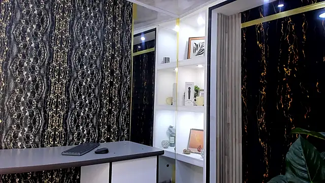 Snapshot of MirandaRossi chatting on 10.01.25 MirandaRossi online show from 10.01.25