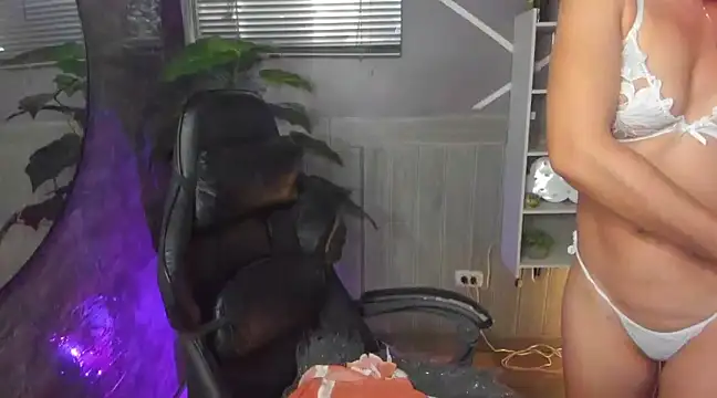 Snapshot of SofiaGomez420 chatting on 01.22.25 SofiaGomez420 online show from 01.22.25