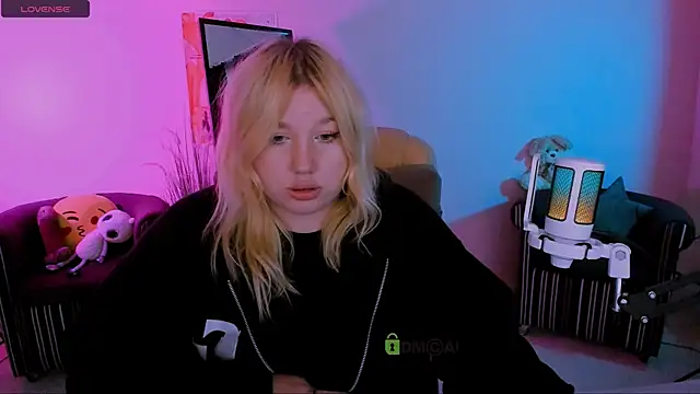 juli kisss online show from 10.14.25