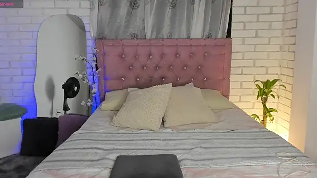 Snapshot of April_Scarlett chatting on 01.12.25 April Scarlett online show from 01.12.25