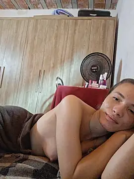 Snapshot of HelenHoltz chatting on 03.05.26 HelenHoltz online show from 03.05.26