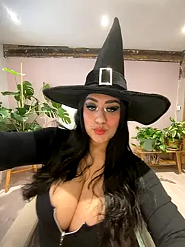 Snapshot of Alma- chatting on 11.01.25 Alma- online show from 11.01.25