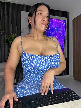 Snapshot of Abril10_ chatting on 05.25.26 Abril10 online show from 05.25.26