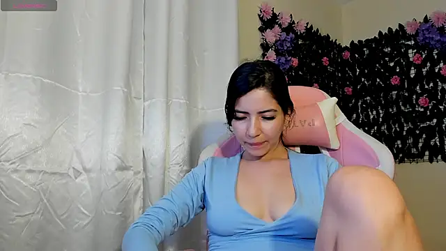 Snapshot of sweetieandjuicyy chatting on 12.21.25 sweetieandjuicyy online show from 12.21.25