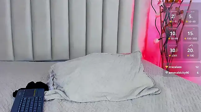 Snapshot of franchescamm chatting on 02.13.25 franchescamm online show from 02.13.25