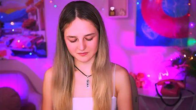 Snapshot of DeboraLarson chatting on 01.08.25 DeboraLarson online show from 01.08.25