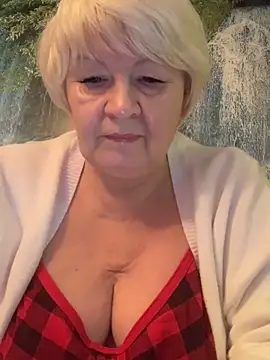 Snapshot of Laura_Millf chatting on 12.31.24 Laura Millf online show from 12.31.24