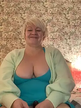 Snapshot of Laura_Millf chatting on 01.12.25 Laura Millf online show from 01.12.25