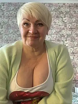 Snapshot of Laura_Millf chatting on 02.05.25 Laura Millf online show from 02.05.25