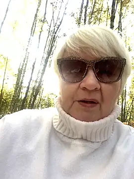 Snapshot of Laura_Millf chatting on 10.09.25 Laura Millf online show from 10.09.25