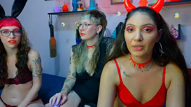 Snapshot of DianaSartori chatting on 10.30.25 DianaSartori online show from 10.30.25