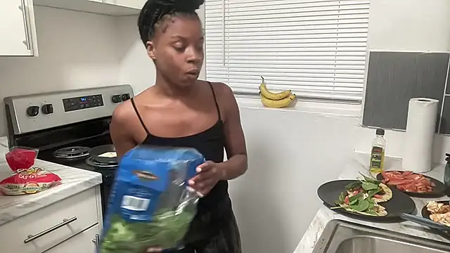 Snapshot of miamiworld chatting on 03.21.25 miamiworld online show from 03.21.25