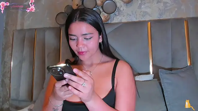 Snapshot of KimDevinne chatting on 05.17.26 KimDevinne online show from 05.17.26