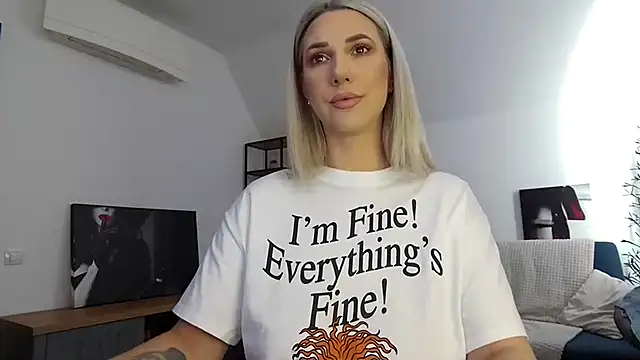 Snapshot of KhloeK chatting on 02.24.25 KhloeK online show from 02.24.25