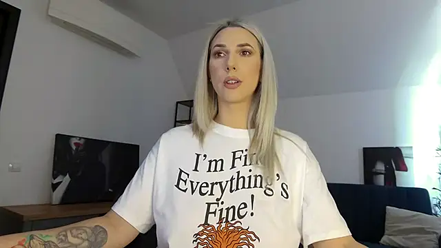 Snapshot of KhloeK chatting on 02.24.25 KhloeK online show from 02.24.25