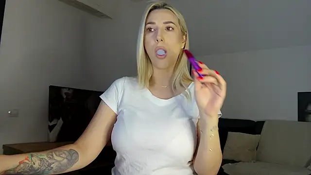 Snapshot of KhloeK chatting on 03.22.25 KhloeK online show from 03.22.25