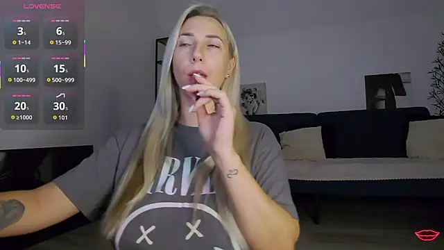 Snapshot of KhloeK chatting on 10.14.25 KhloeK online show from 10.14.25