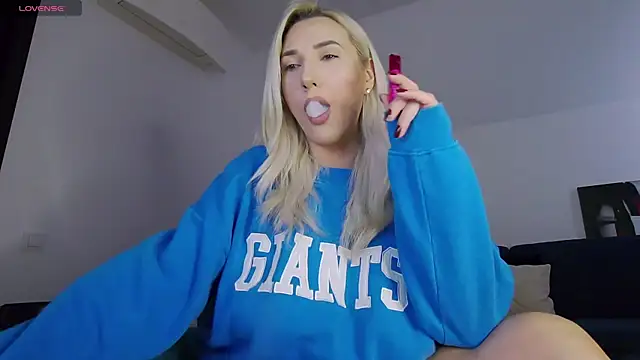 Snapshot of KhloeK chatting on 11.06.25 KhloeK online show from 11.06.25