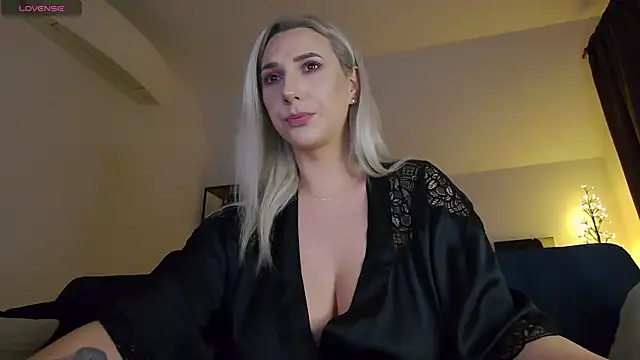 Snapshot of KhloeK chatting on 12.05.25 KhloeK online show from 12.05.25