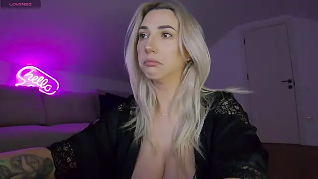 Snapshot of KhloeK chatting on 04.06.26 KhloeK online show from 04.06.26