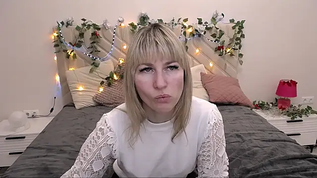 Snapshot of Incredible_Ariela chatting on 03.08.25 Incredible Ariela online show from 03.08.25