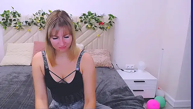 Snapshot of Incredible_Ariela chatting on 09.16.25 Incredible Ariela online show from 09.16.25