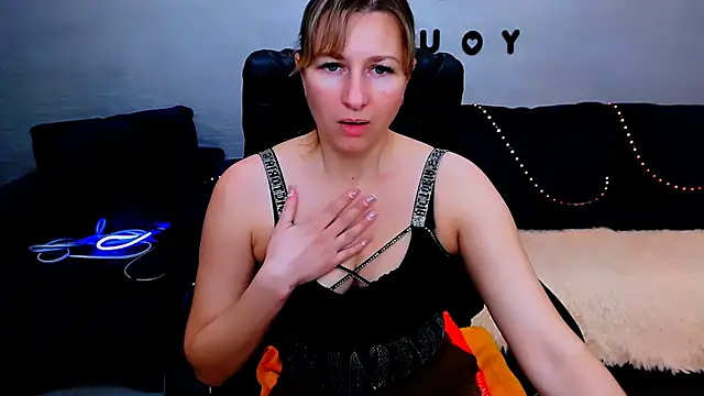 Snapshot of Incredible_Ariela chatting on 09.28.25 Incredible Ariela online show from 09.28.25