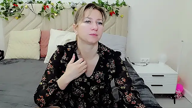 Snapshot of Incredible_Ariela chatting on 09.29.25 Incredible Ariela online show from 09.29.25