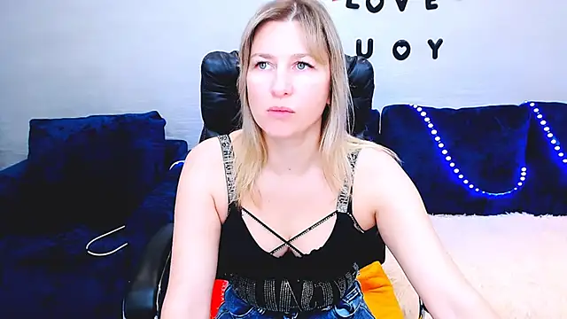 Snapshot of Incredible_Ariela chatting on 10.07.25 Incredible Ariela online show from 10.07.25