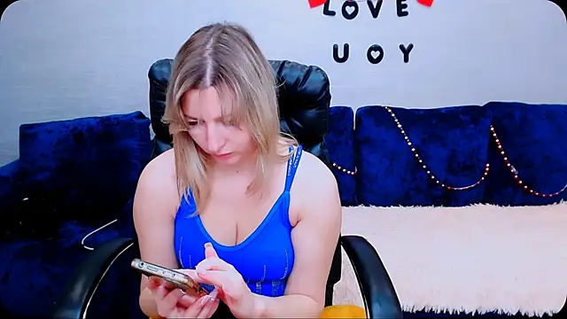 Snapshot of Incredible_Ariela chatting on 10.09.25 Incredible Ariela online show from 10.09.25