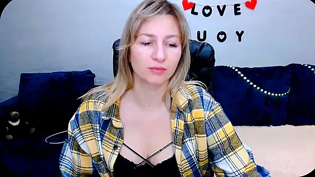 Snapshot of Incredible_Ariela chatting on 10.20.25 Incredible Ariela online show from 10.20.25