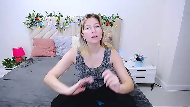 Snapshot of Incredible_Ariela chatting on 10.22.25 Incredible Ariela online show from 10.22.25