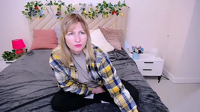 Snapshot of Incredible_Ariela chatting on 10.23.25 Incredible Ariela online show from 10.23.25