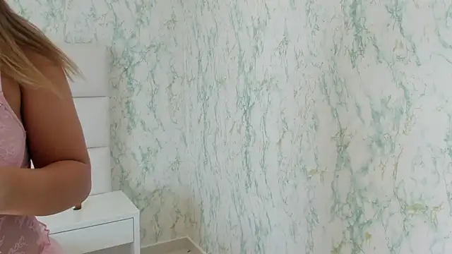 Snapshot of MIA__SAENZ chatting on 12.25.24 MIA SAENZ online show from 12.25.24