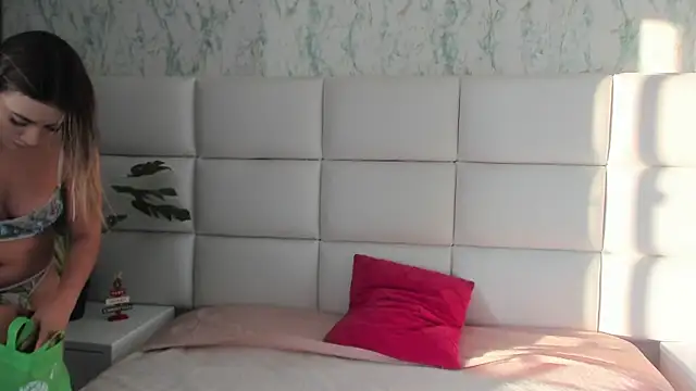 Snapshot of MIA__SAENZ chatting on 01.09.25 MIA SAENZ online show from 01.09.25