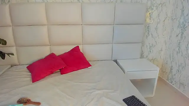 Snapshot of MIA__SAENZ chatting on 01.16.25 MIA SAENZ online show from 01.16.25