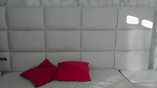 Snapshot of MIA__SAENZ chatting on 01.17.25 MIA SAENZ online show from 01.17.25