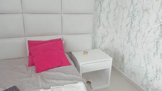 Snapshot of MIA__SAENZ chatting on 03.01.25 MIA SAENZ online show from 03.01.25