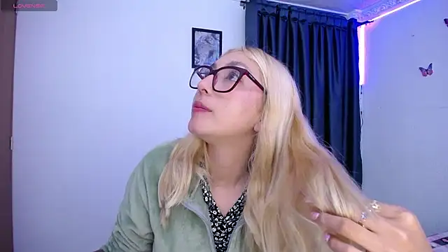 Snapshot of Soffy-brooks chatting on 04.24.26 Soffy-brooks online show from 04.24.26