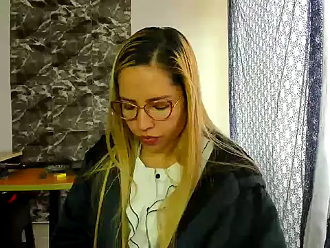 Snapshot of MISSLAUR4 chatting on 01.04.25 MISSLAUR4 online show from 01.04.25