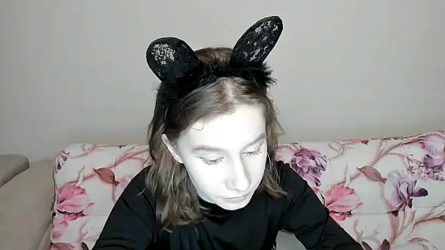 Snapshot of EnigmaSee chatting on 01.28.25 EnigmaSee online show from 01.28.25